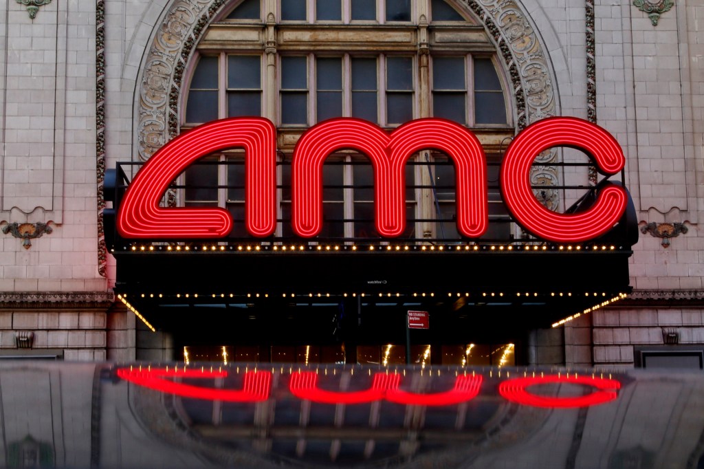 Акції AMC Entertainment падають після того, як експонент оголосив про плани продати до 50 000 акцій; Інвестори обурюються в соціальних мережах