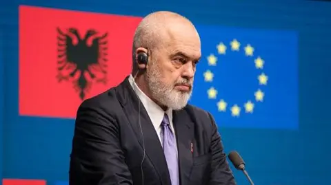 Getty Images Прем’єр-міністр Албанії Еді Рама спілкується зі ЗМІ наприкінці Третьої зустрічі Конференції щодо приєднання Албанії на міністерському рівні