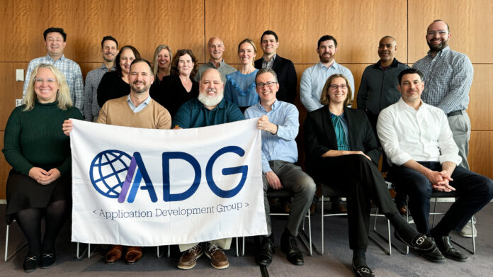 Члени групи тримають банер на засіданні керівної ради ADG у Рейк’явіку в травні 2024 року. Фото надано ADG