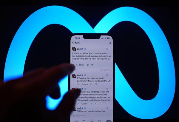 Мета-тло логотипу з iphone, що показує дописи Zuckergerg.