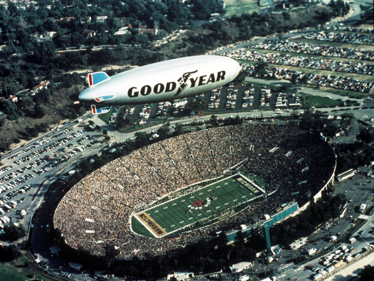 Дирижабль Goodyear на Rose Bowl 1978 року.