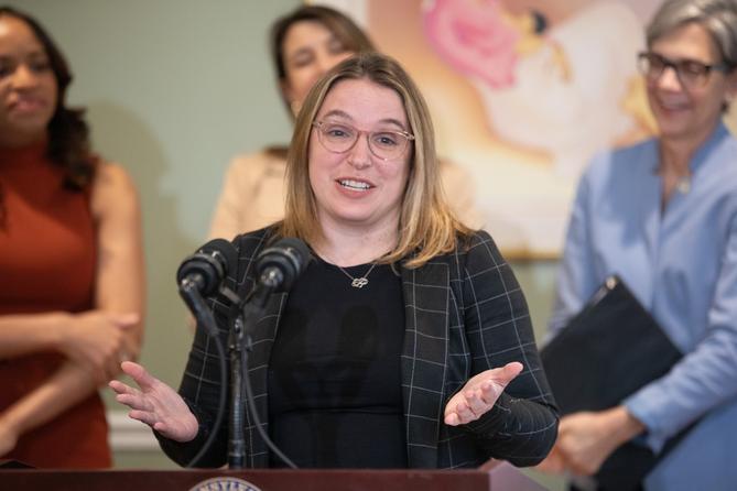 Державний сенатор Ліндсі Вільямс (Д., Аллеген) Державний сенатор Ліндсі Вільямс (Д., Аллеген)