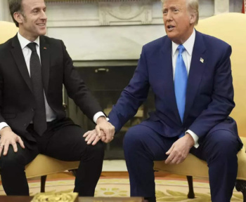 Дональд Трамп Синг: Таємничий синяк на правій руці Трампа налаштовує соціальні медіа; Втручається Білий дім