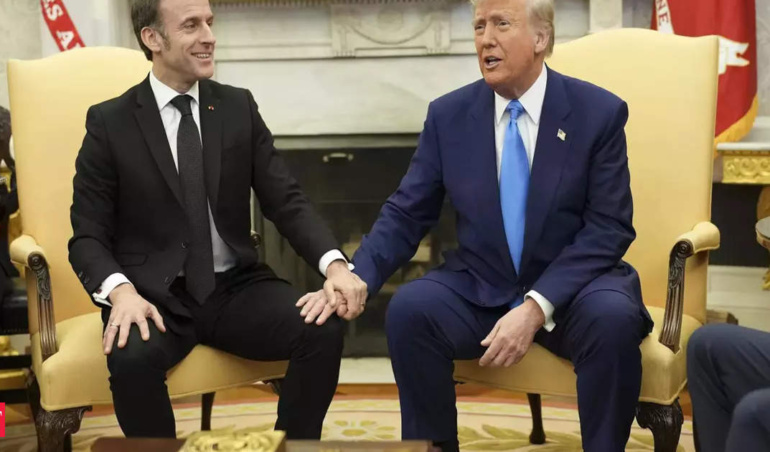Дональд Трамп Синг: Таємничий синяк на правій руці Трампа налаштовує соціальні медіа; Втручається Білий дім