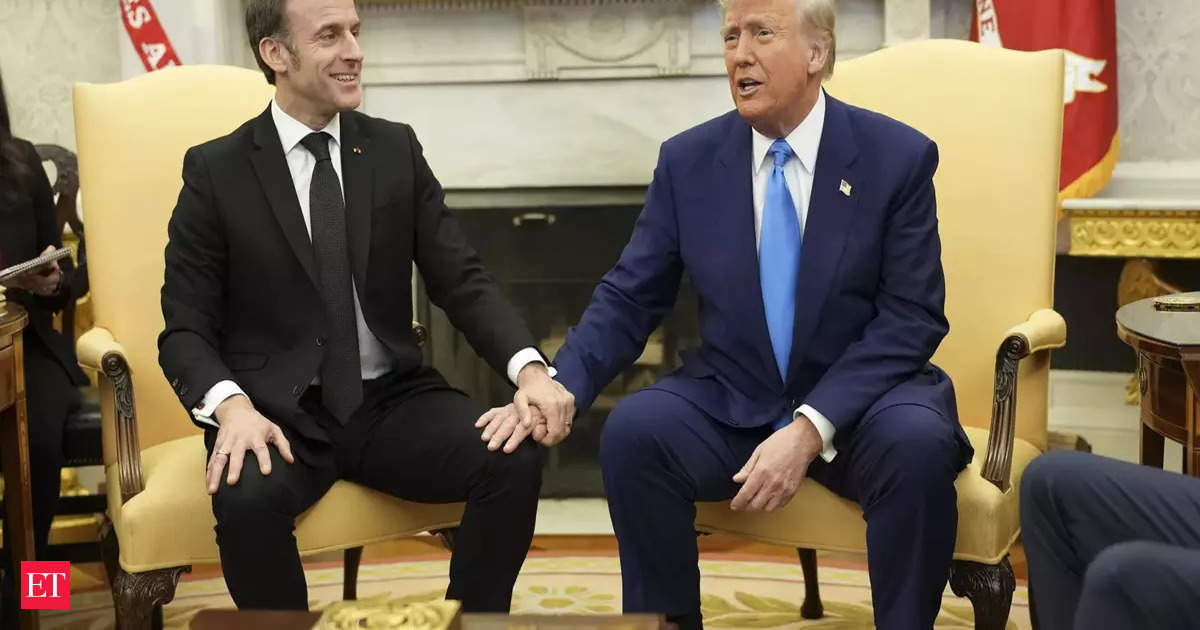 Дональд Трамп Синг: Таємничий синяк на правій руці Трампа налаштовує соціальні медіа; Втручається Білий дім