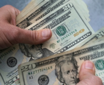 Ось 10 бічних субсидів, які платять до 150 доларів на день, повідомляє звіт
