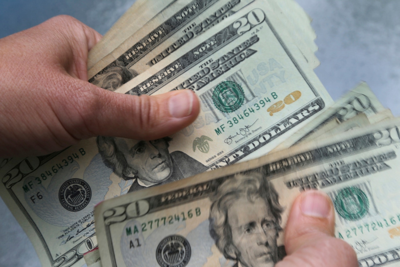 Ось 10 бічних субсидів, які платять до 150 доларів на день, повідомляє звіт