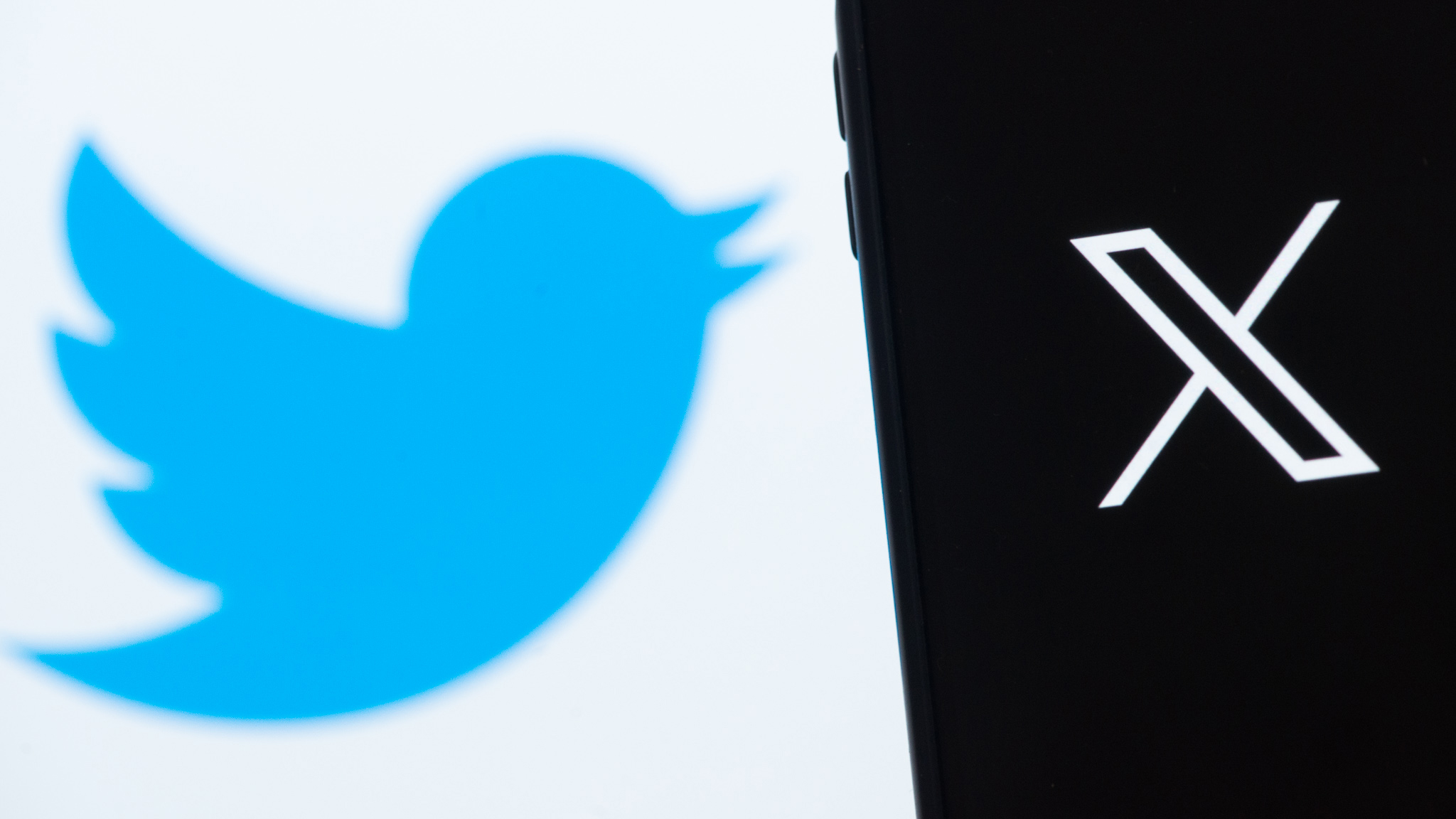 (L, R) Логотип Twitter Bird на задньому плані не в фокусі, а новий логотип X з'являється в білому кольорі з чорним фоном.