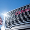 Пікап GMC відображається для продажу на багатьох у автосалоні General Motors в Остіні, штат Техас. Минулого року General Motors повідомив інвесторам у своєму щорічному звіті, що "Ми прагнемо сприяти культурі різноманітності, справедливості та включення." Але в своєму останньому звіті, опублікованому минулого тижня, GM не згадує різноманітність.