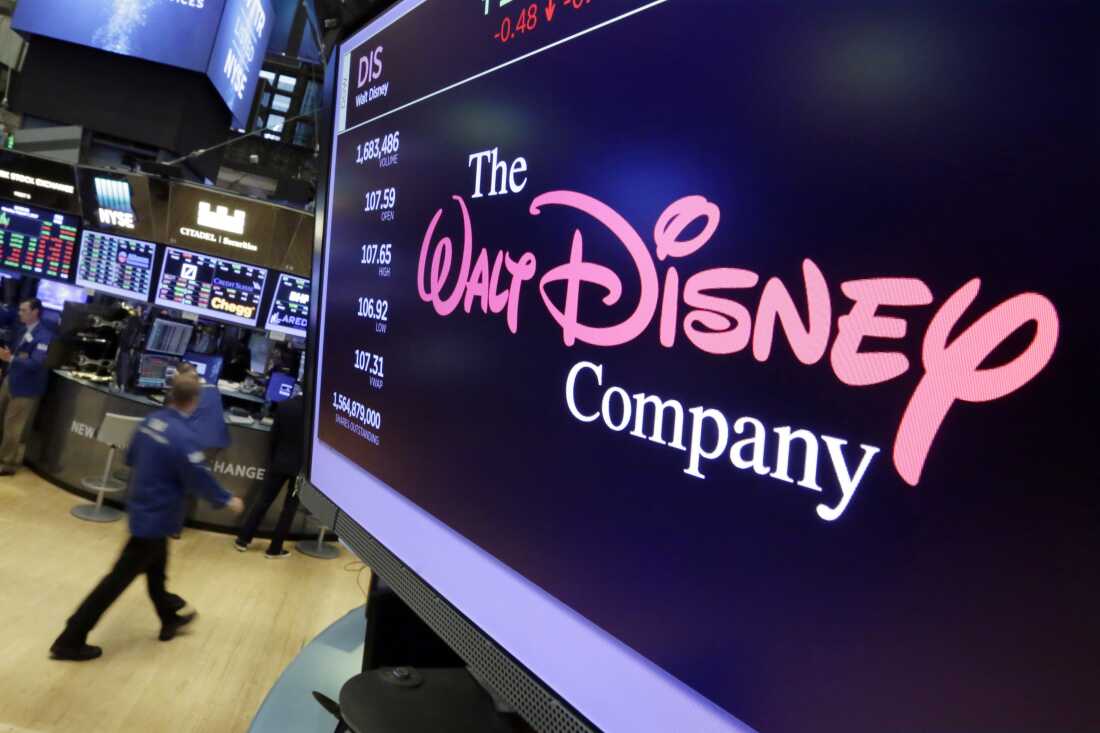 Логотип Walt Disney Co. з'являється на екрані над підлогою Нью -Йоркської фондової біржі 8 серпня 2017 року.