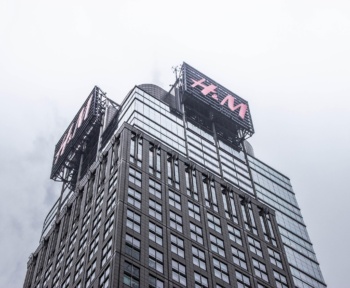 H&M для використання AI-генерації моделі "близнюків" у маркетингових кампаніях