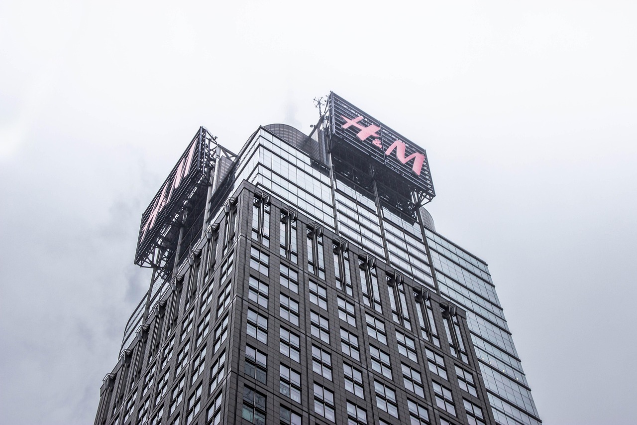 H&M для використання AI-генерації моделі "близнюків" у маркетингових кампаніях