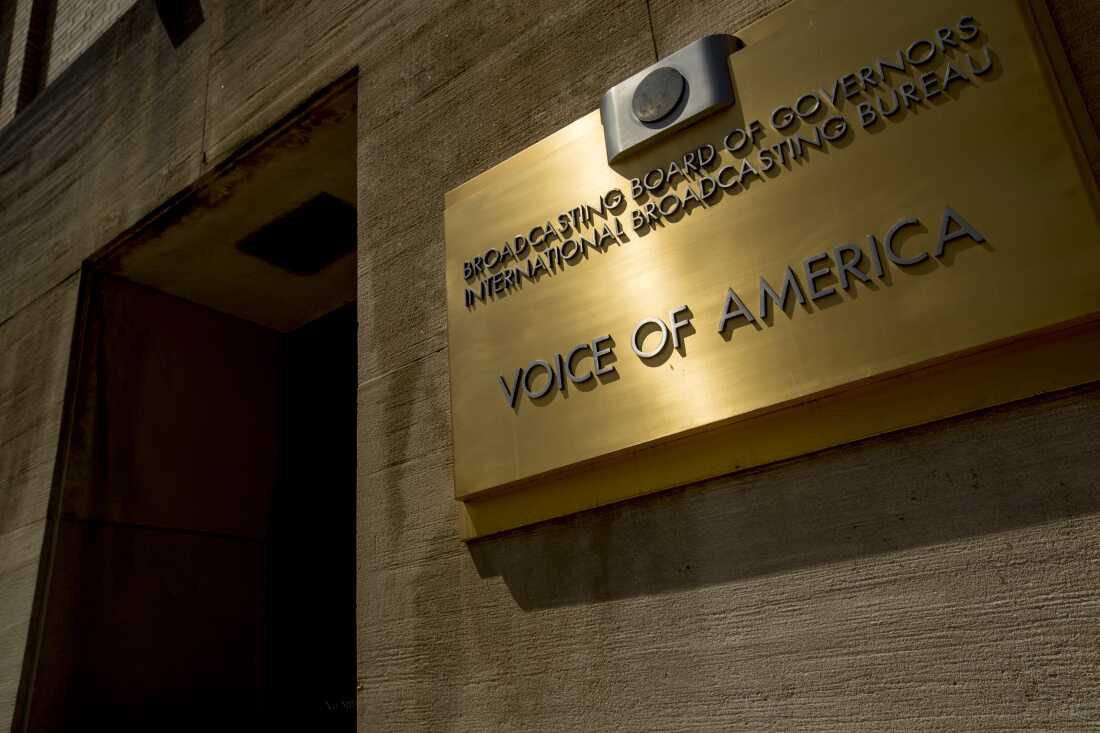 Фото файлу показує будівлю Voice of America у Вашингтоні. (AP Photo/Andrew Harnik, файл)
