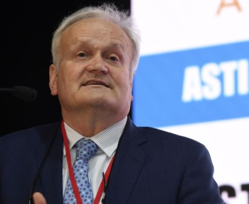 Asti співпрацювати з платформою соціальних медіа Tiktok для боротьби з кібер -жорстоким поводженням вчителів