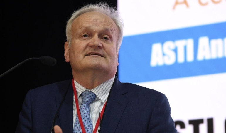 Asti співпрацювати з платформою соціальних медіа Tiktok для боротьби з кібер -жорстоким поводженням вчителів