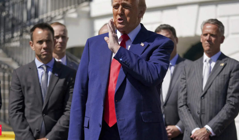 "Чудовий час для придбання!": Як "Купівля" Трампа в соціальних мережах перед його 90-денними тарифами на паузу заробили гроші для інвесторів