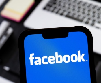 Facebook розбивається на вміст спам, вирізавши охоплення та монетизацію