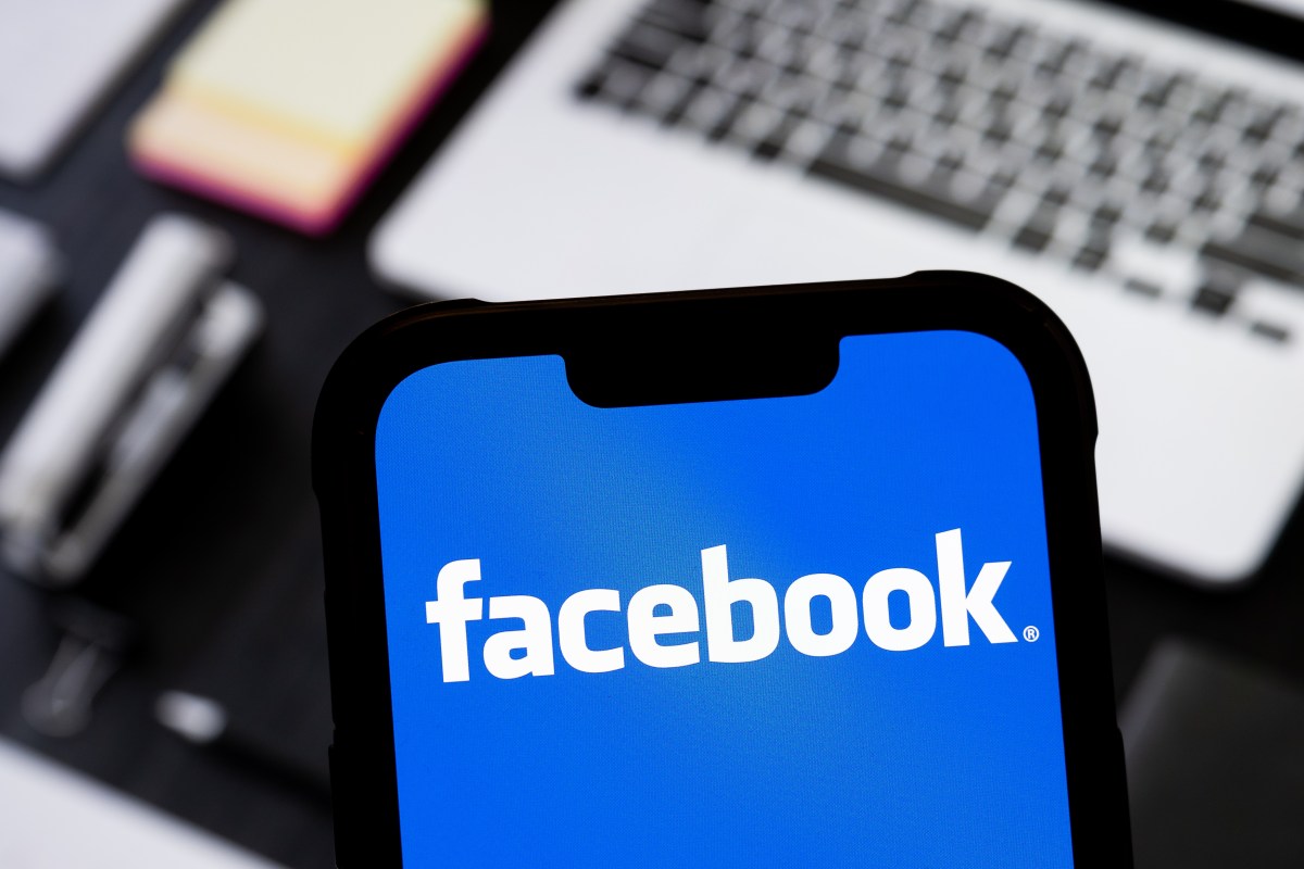 Facebook розбивається на вміст спам, вирізавши охоплення та монетизацію
