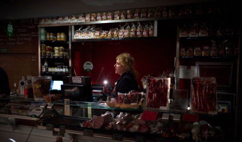 Іспанські та португальські мешканці все ще стикаються з відключеннями електроенергії; Аеропорти та мобільні мережі потрапляють