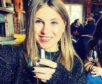 Виконавчий директор з цифрового маркетингу помирає після пробігу через скляні двері та розірвавши руку, нібито намагаючись уникнути партнера у квартирі верхнього поверху