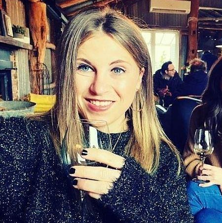 Виконавчий директор з цифрового маркетингу помирає після пробігу через скляні двері та розірвавши руку, нібито намагаючись уникнути партнера у квартирі верхнього поверху