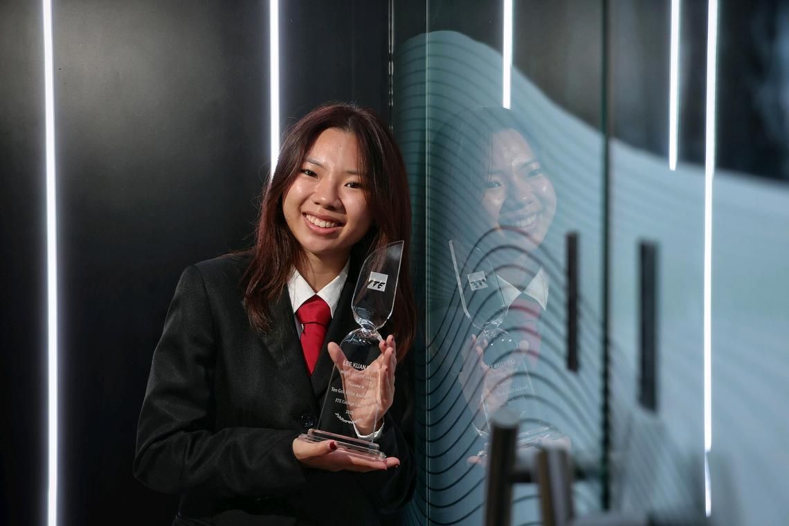 Profile of Lee Kuan Yew Model Student Award recipient Azaleagrace Teo Gek Khim, a first-year student at Singapore Polytechnic pursuing a Diploma in Media, Arts and Design, during the Student Achievers' Awards 2025 presentation ceremony at ITE College Central on May 22, 2025. ST PHOTO: KEVIN LIM etazalea  Azaleagrace experienced abuse at the hands of her father for several years, was then removed from Її дім і восьми разів обертався на кількох закладах догляду, перш ніж жити незалежно у віці 18 років. У цей період вона повторила свій четвертий рік у Deyi SEC та вступила в Центральний коледж. Незважаючи на свої складні обставини, вона відзначилася академічно і навіть керувала кількома лідерськими посадами.