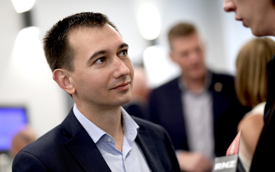 Міністр охорони здоров’я Симеон Браун виступає із ЗМІ на Національній партії Caucus Retreat в Гамільтоні