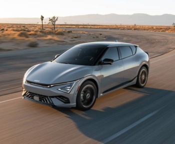 Я думав, що придбання Kia EV6 означає аутсорсинг роботи, поки я не побачив номерів