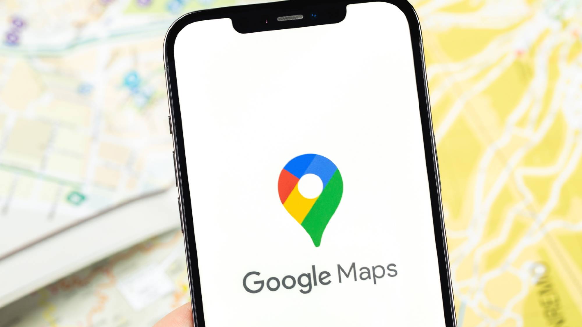Зображення фотографії, що відображає логотип Google Map з картами на задньому плані