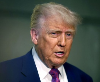 Теорії змови Maga Media ставлять Трампа при владі - і тепер вони повертаються, щоб вкусити його