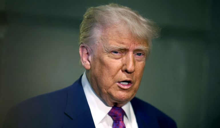 Теорії змови Maga Media ставлять Трампа при владі - і тепер вони повертаються, щоб вкусити його