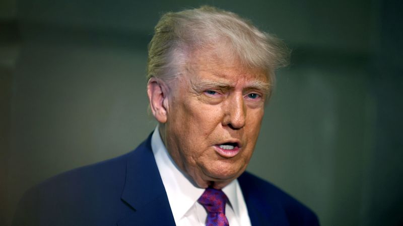 Теорії змови Maga Media ставлять Трампа при владі - і тепер вони повертаються, щоб вкусити його