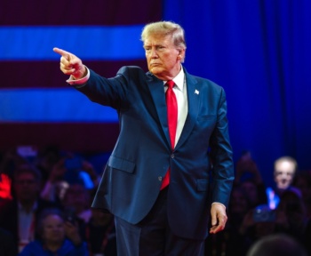 Трамп загрожує CNN над охопленням додатків Aler Alert