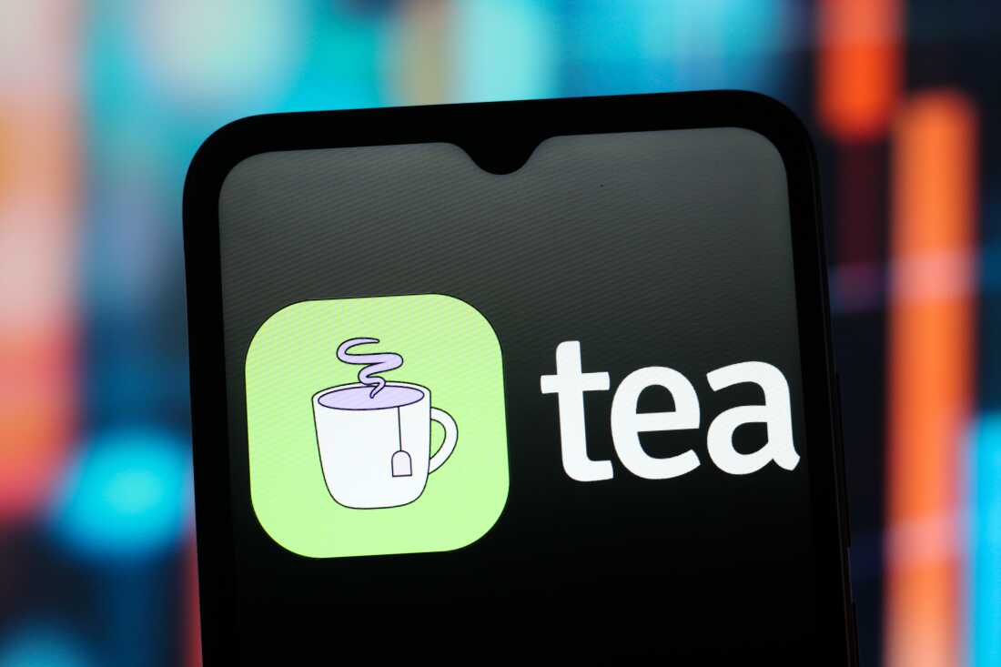 На цій фото ілюстрації логотип програми TEA видно на екрані смартфона. Додаток щодо знайомств зазнав значного витоку даних минулого місяця.