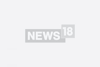 Людина, яка допомагає в реєстрації, фізично не була присутня на реєстрації.