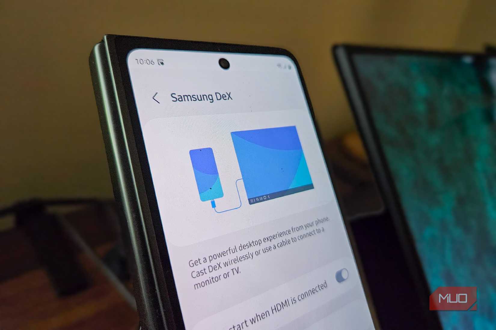 Samsung Dex на Samsung Galaxy Z Fold 5 поруч із портативним монітором.