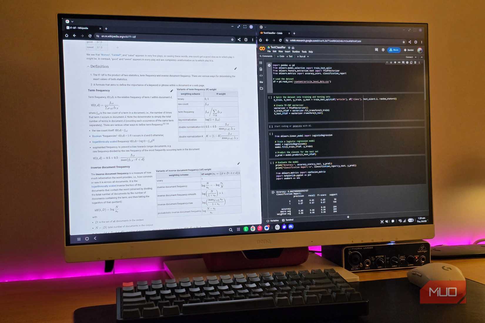 Samsung Dex працює на 2 хромових вікнах з клавіатурою та мишею на столі.