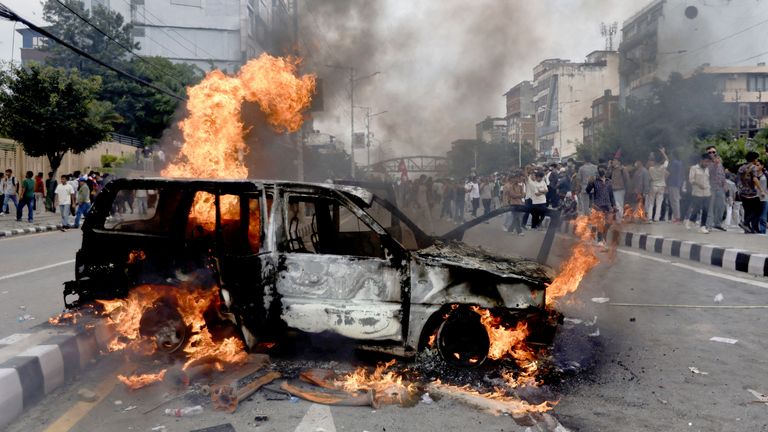 Спалений транспортний засіб у столиці. Pic: Reuters