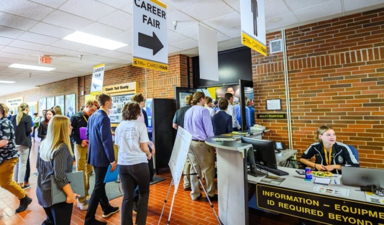 Попит хаскі: ярмарок кар'єри Michigan Tech Futures Futures