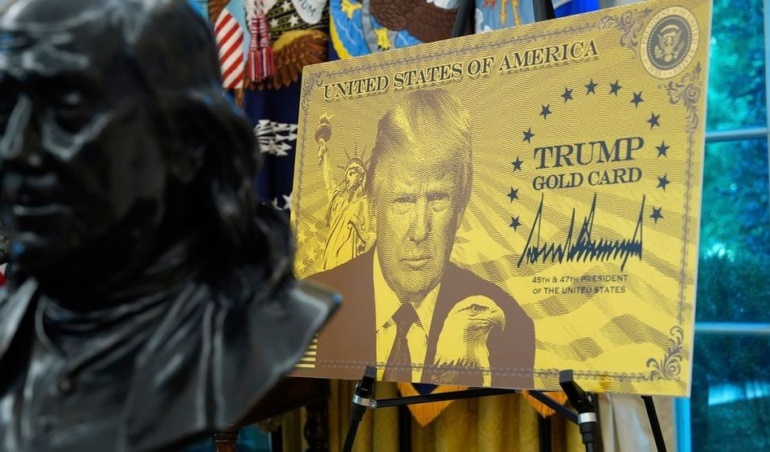 Трамп оголошує щорічну плату в розмірі 100 тис. Доларів за заявки на візу H1B, громадянство "Золота карта"