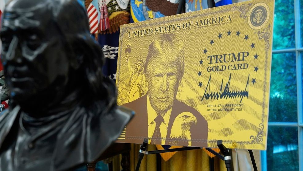 Трамп оголошує щорічну плату в розмірі 100 тис. Доларів за заявки на візу H1B, громадянство "Золота карта"