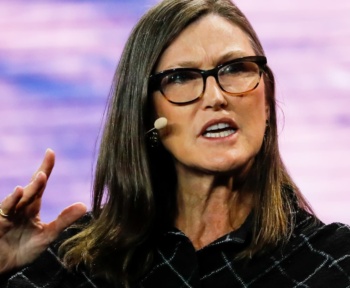 Кеті Вуд з ARK Invest бачить вибуховий результат у цій програмі ШІ