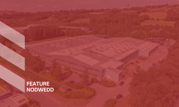 Столичний регіон Кардіфф сприяє візиту політичних лідерів до Transcend Packaging у Керфіллі, щоб побачити прогрес у розробці нових інноваційних чашок