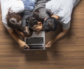 Згідно з дослідженням, половина румунських батьків щодня розмовляють зі своїми дітьми про використання соціальних мереж