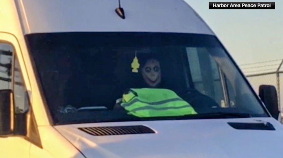 Агент ICE в Лос-Анджелесі був помічений у масці Момо на Хелловін.