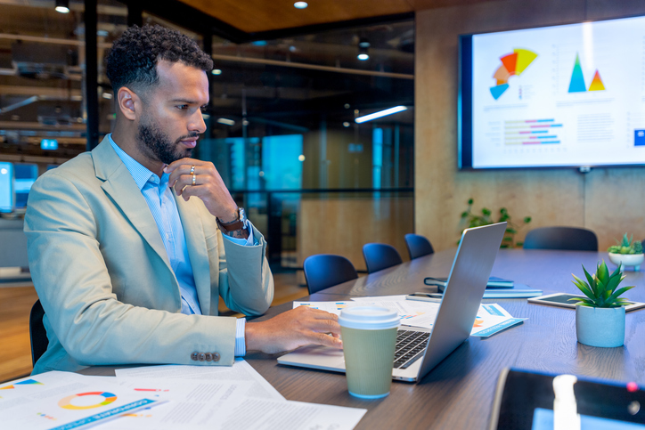 Консультант порівнює програмне забезпечення для планування виходу на пенсію для фінансових радників.