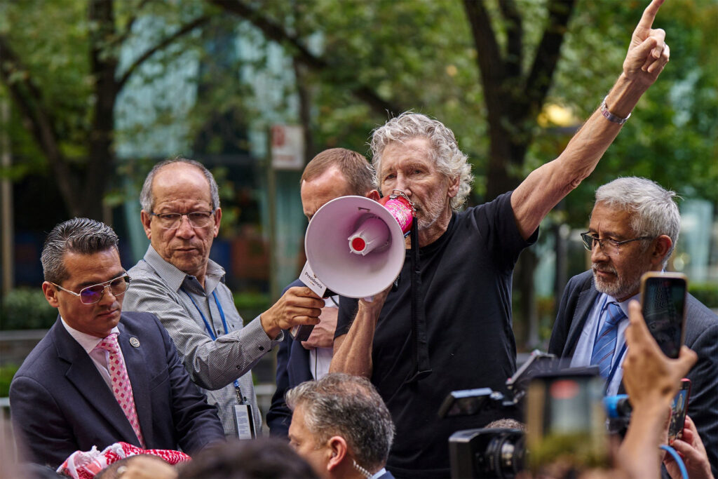 Сенат Мексики підтримує Шейнбаума в дипломатичному конфлікті з Перу; Роджерс Вотерс святкує притулок Чавеса