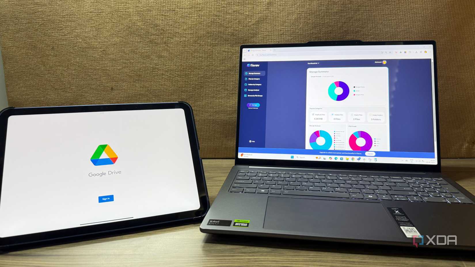 Ноутбук і iPad із Google Диском і інструментом, який упорядковує диск