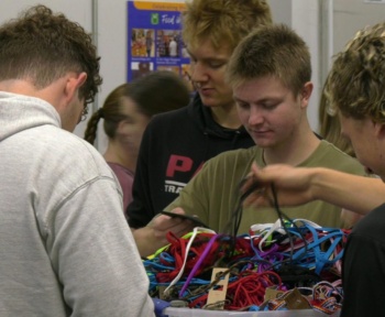 Некомерційна організація використовує Shoe Drive для боротьби з голодом у суспільстві