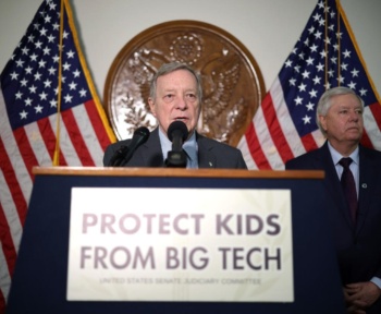 Політики дедалі більше стурбовані зловживаннями в соціальних мережах